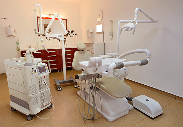 Et voici un exemple de cabinet dentaire bien équipé dans une clinique de classe affaires.