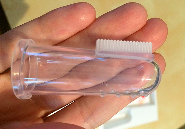 Bebeklerde diş fırçalamak için silikon parmak ucu.
