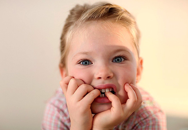 Ο σχηματισμός διασταυρούμενων δαγκωμάτων μπορεί να συμβάλει σε μεγάλο βαθμό στις κακές συνήθειες στην παιδική ηλικία.