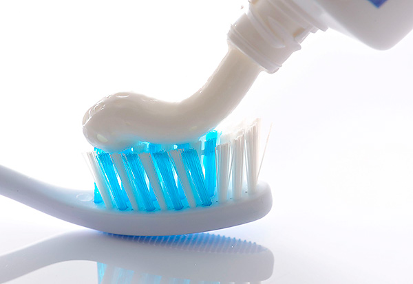 Răng giả một phần được làm sạch bằng bàn chải đánh răng và dán.