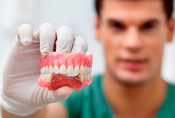 ลองพูดคุยเกี่ยวกับข้อดีและข้อเสียของฟันปลอมที่ทำจากอะครีลิคพลาสติก ...