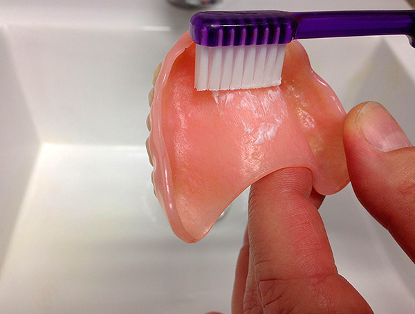 Cuidar de uma prótese de acrílico deve ser com uma escova de dentes convencional e colar.