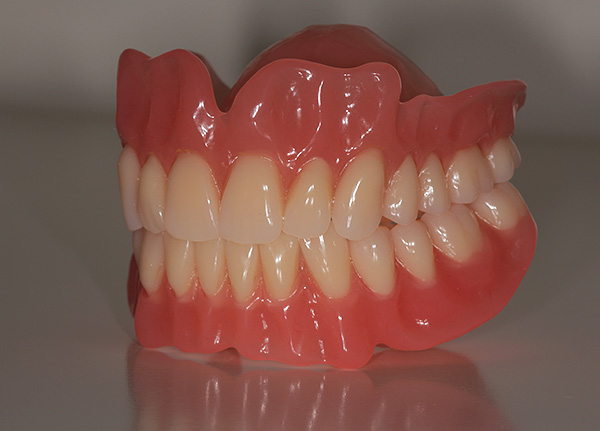 Priserna för tillverkning av akrylproteser i tandkliniker kan variera avsevärt.