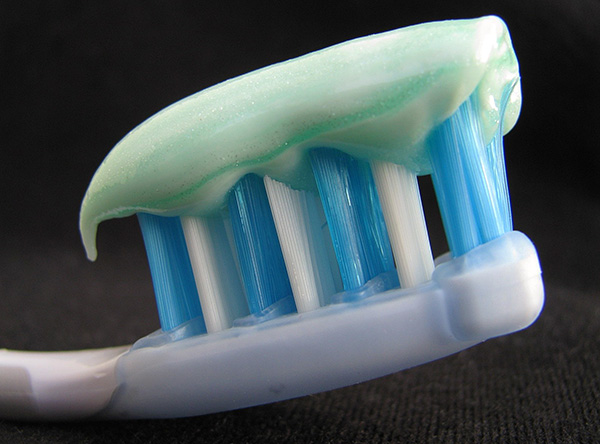 تتضمن العناية بأداة تبديل الأسنان تنظيف الفرشاة يوميًا باستخدام فرشاة أسنان ومعجون أسنان.