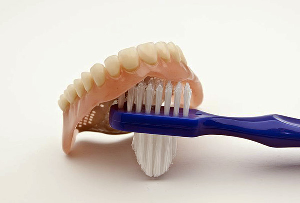 Puede utilizar cepillos de dientes especiales para limpiar las dentaduras.