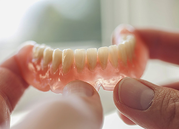 Veamos qué dentaduras postizas se pueden usar hoy en día con la ausencia total de dientes en la boca ...
