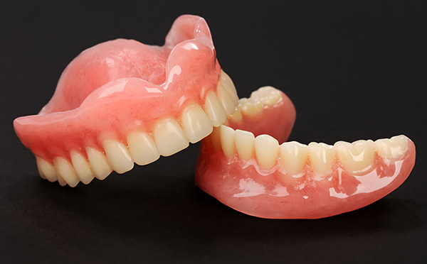 Los primeros en ser ampliamente utilizados son las dentaduras completas hechas de plástico acrílico.