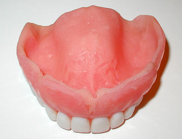 Para una fijación segura en la boca, la base de la prótesis debe ajustarse perfectamente al paladar.