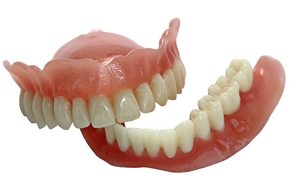 Es útil tener en cuenta que muchos productos tradicionales para el cuidado de las dentaduras postizas realmente solo los estropean.
