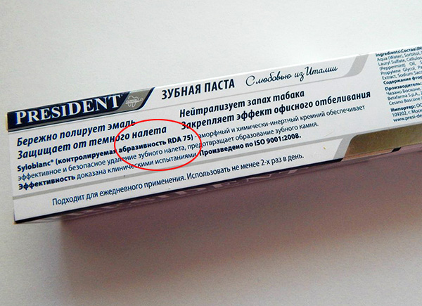Un ejemplo de una pasta de dientes convencional con un índice abrasivo RDA 75.