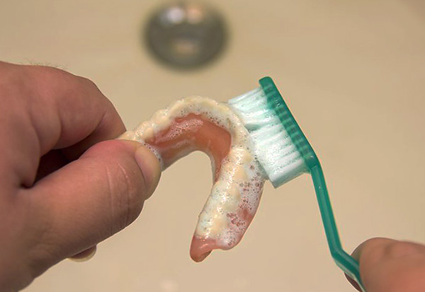 El componente más importante de la atención integral para una dentadura postiza es su limpieza regular con un cepillo de dientes y una pasta de dientes.