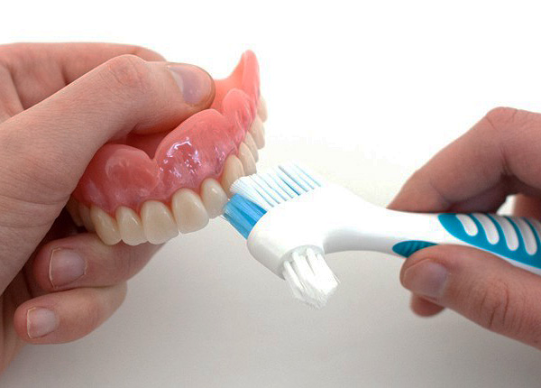 Para la limpieza es útil utilizar un cepillo de dientes especial ...