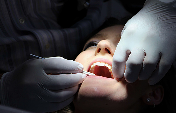 Dans certains cas, les dentistes ont recours à des méthodes douteuses pour tenter de tirer plus d'argent d'un patient ...