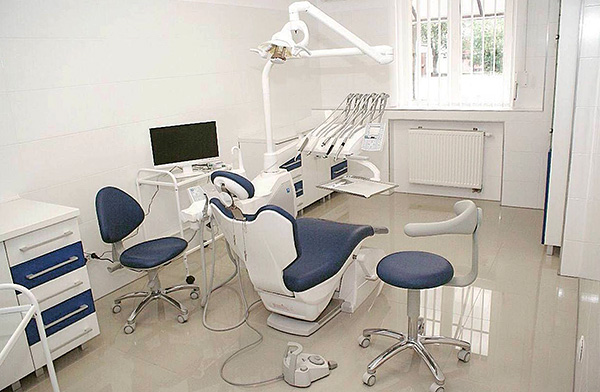 El nivel de la clínica y el equipamiento de sus oficinas también afectan el costo del tratamiento.
