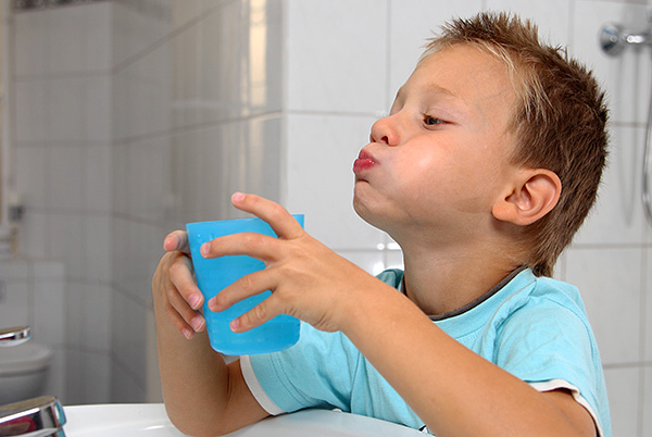 En muchos casos, enjuagar la boca con agua tibia y limpia ayuda a aliviar el dolor de muelas.