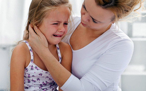 En un intento por aliviar el dolor en el hogar, lo más importante es no dañar al niño de manera adicional.