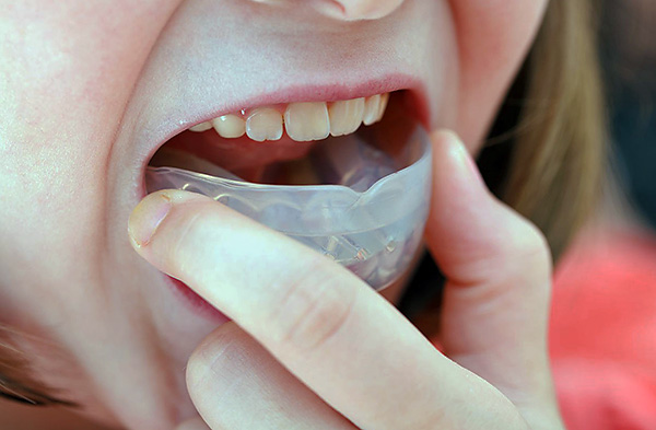 Ortodontik eğitmenler sadece çocuklarda değil, aynı zamanda yetişkinler tarafından da kullanılır.